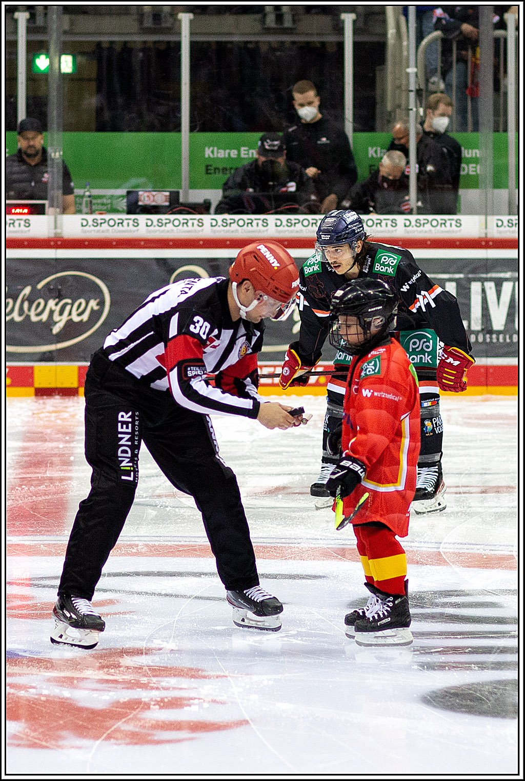 PENNY DEL Viertelfinale 4. Spiel; Duesseldorfer EG - Red Bull Muenchen; Duesseldorf, 16.04.2022